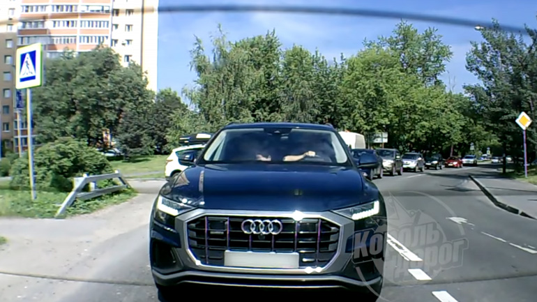 Αυτά παθαίνεις όταν δεν κοιτάς τον δρόμο!